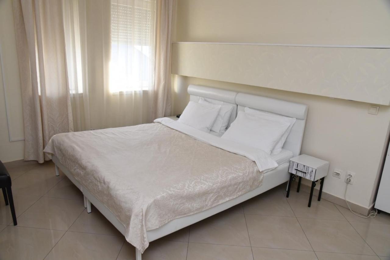 Garni Hotel Dash Novi Sad Buitenkant foto