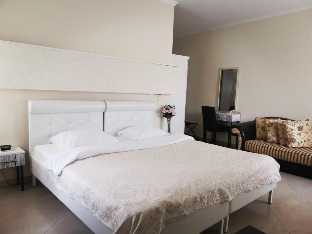 Garni Hotel Dash Novi Sad Buitenkant foto