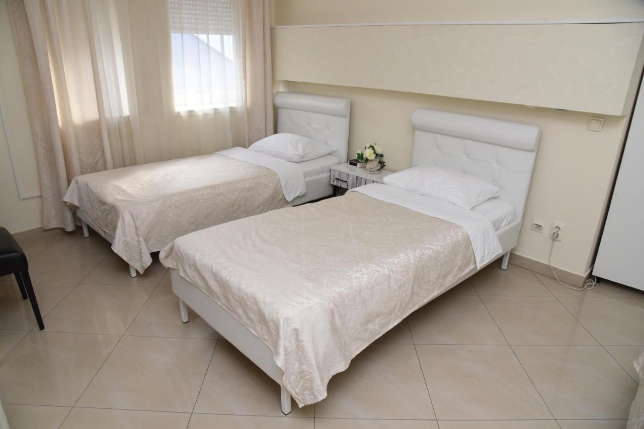 Garni Hotel Dash Novi Sad Buitenkant foto