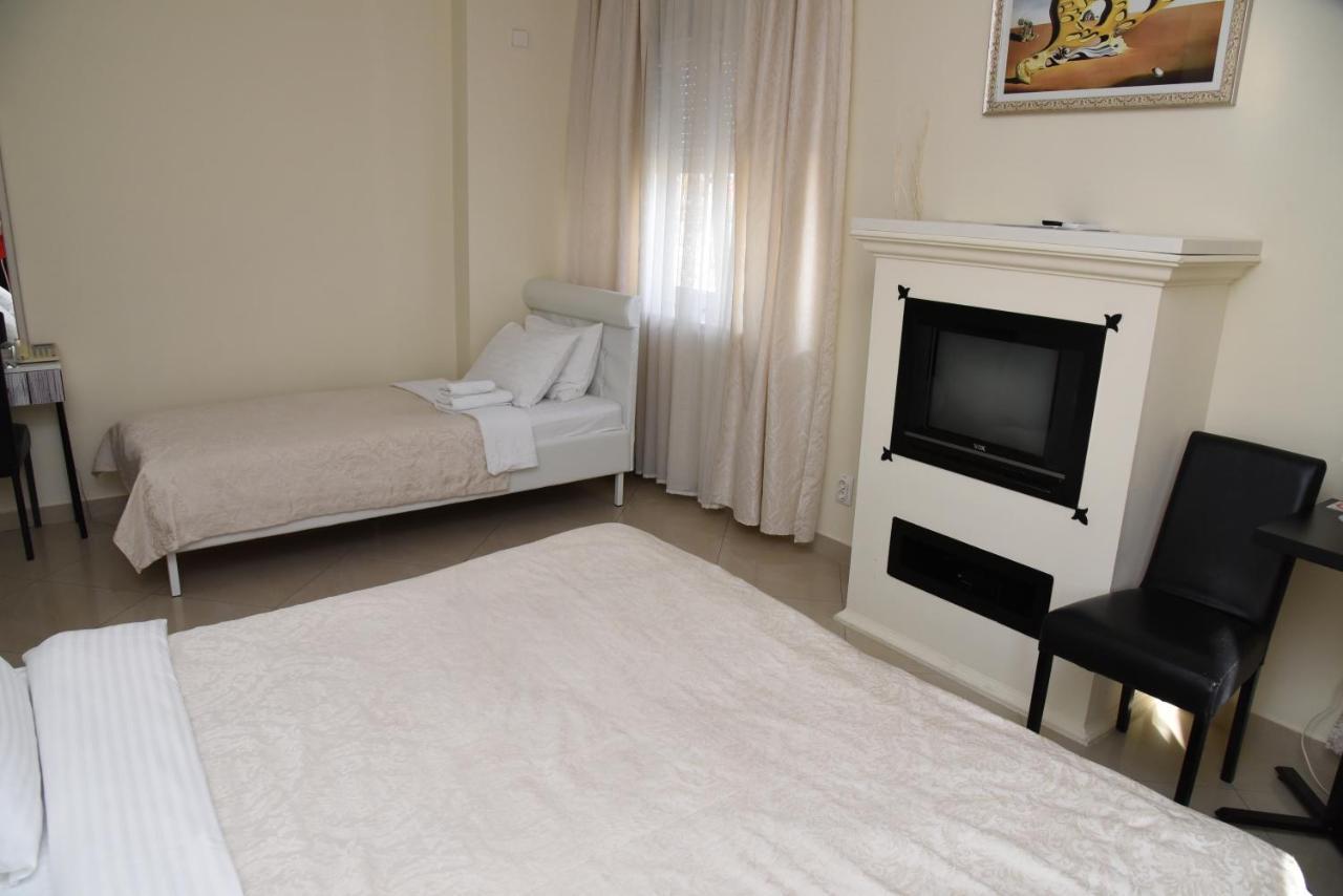 Garni Hotel Dash Novi Sad Buitenkant foto