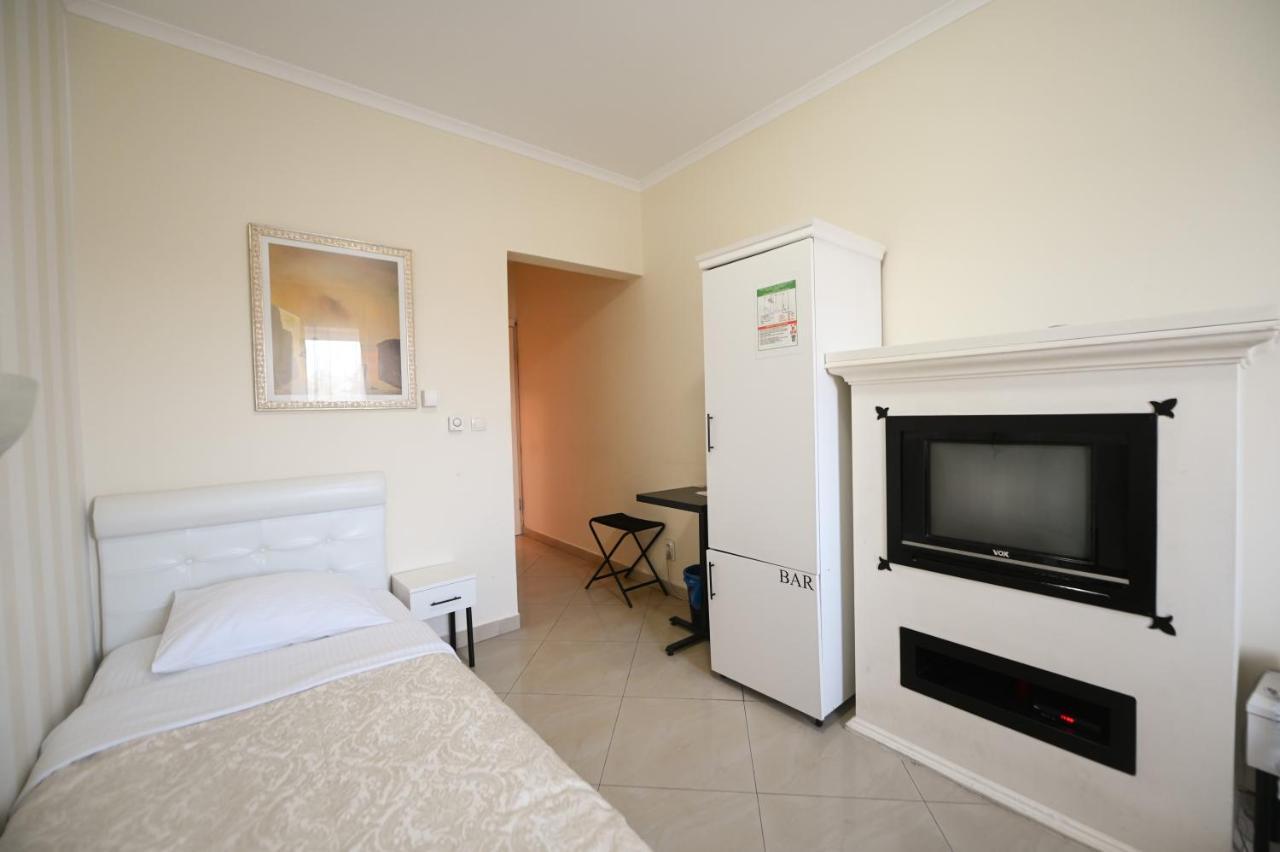 Garni Hotel Dash Novi Sad Buitenkant foto