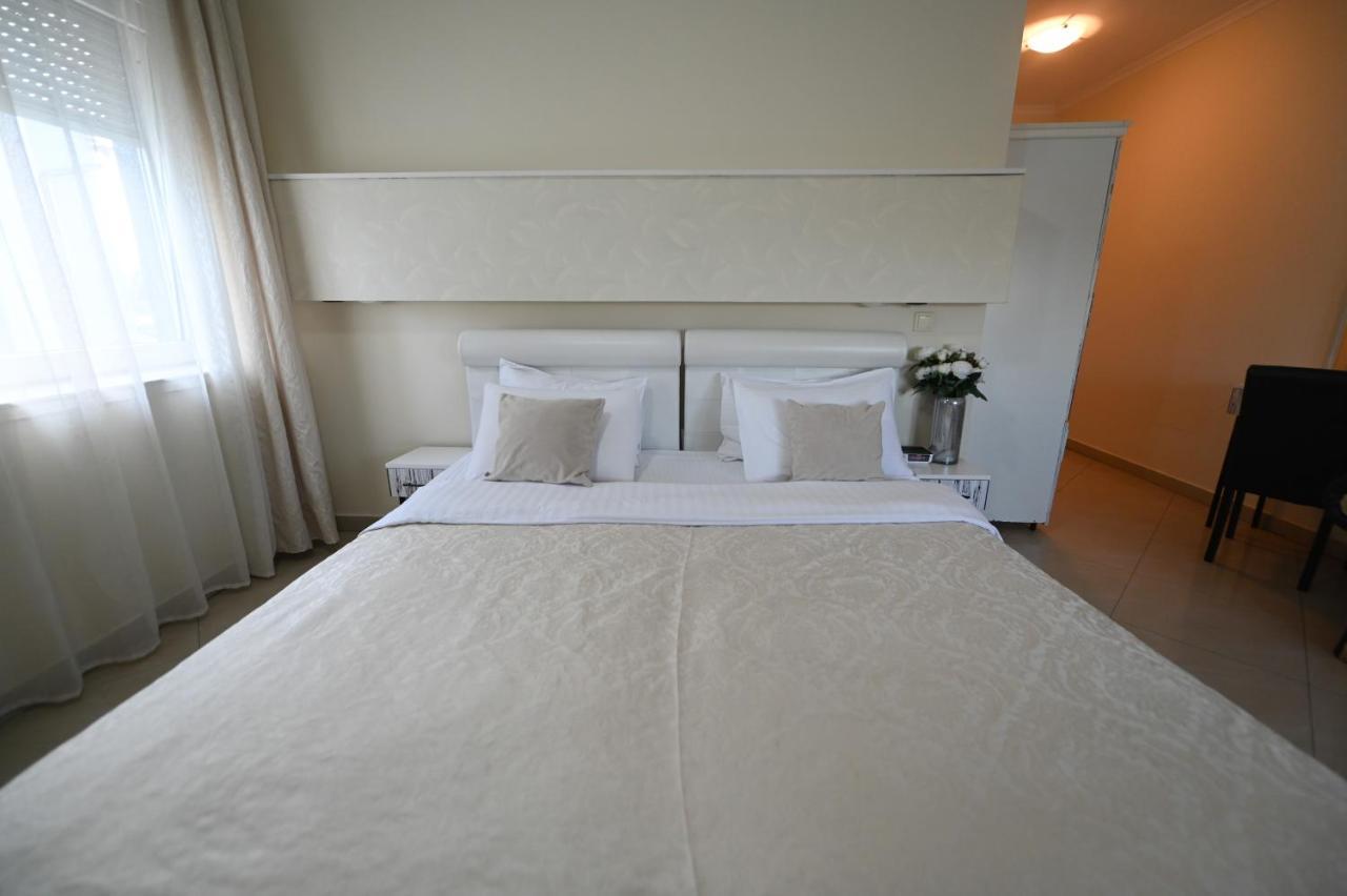 Garni Hotel Dash Novi Sad Buitenkant foto