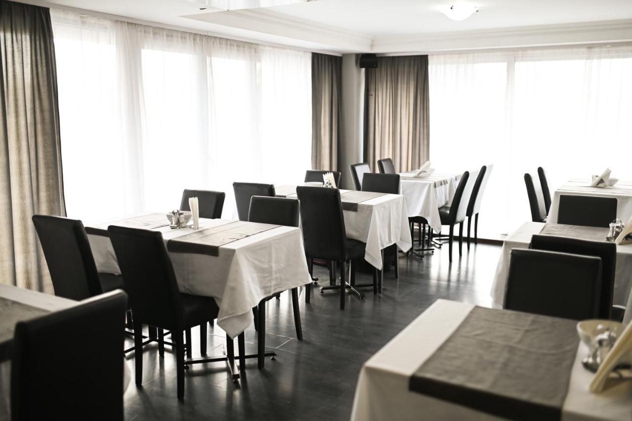 Garni Hotel Dash Novi Sad Buitenkant foto