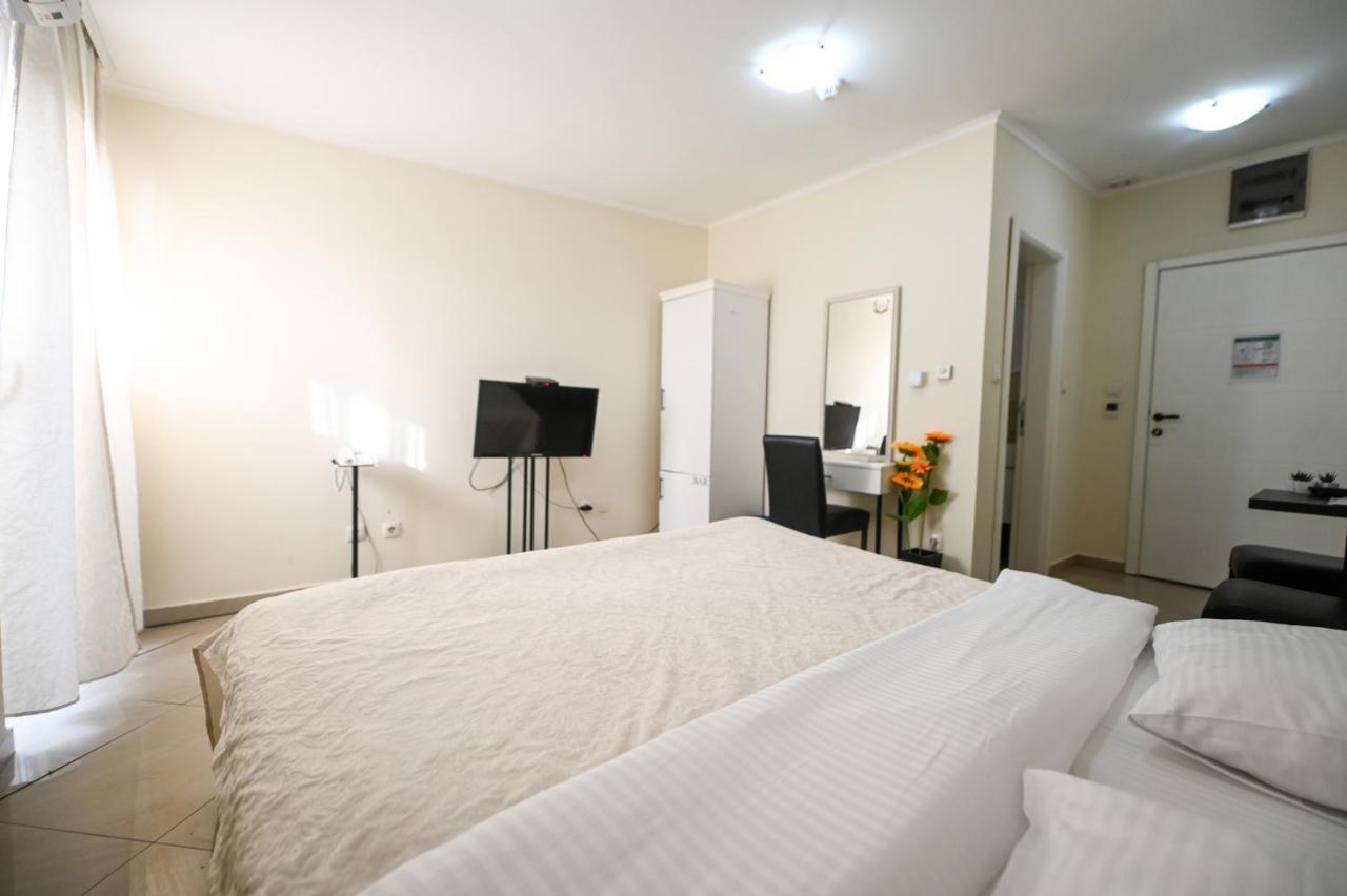 Garni Hotel Dash Novi Sad Buitenkant foto