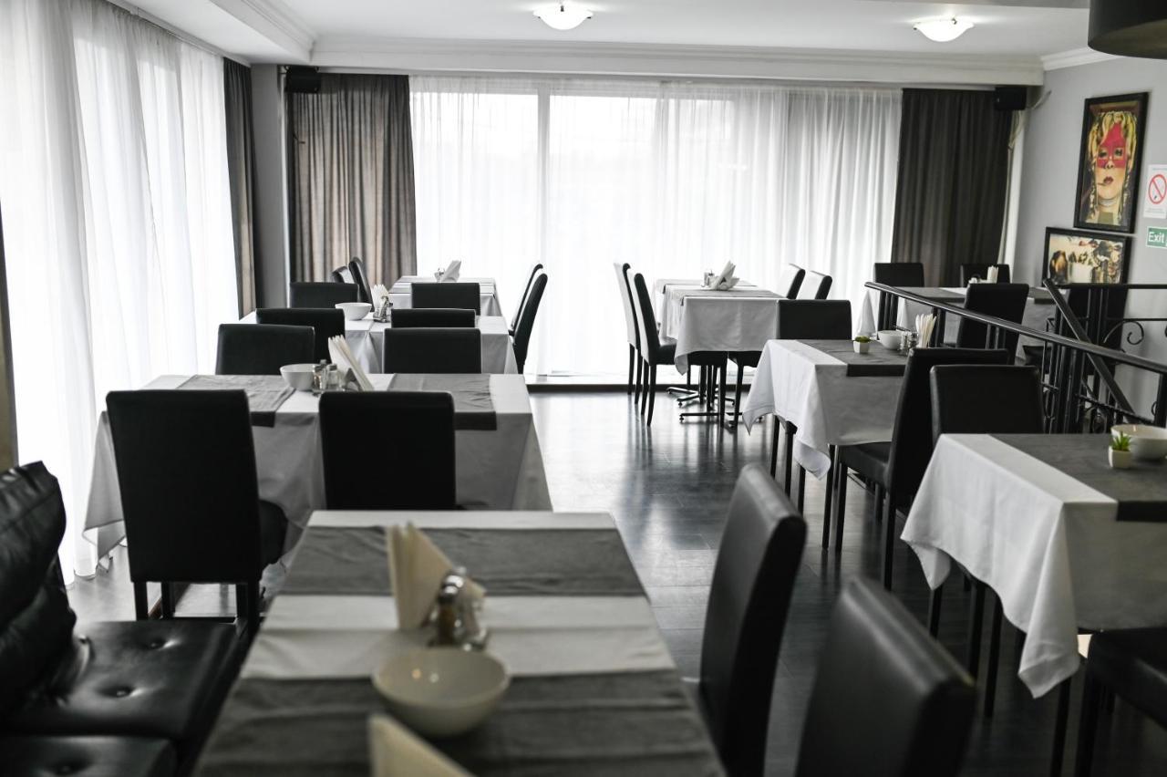 Garni Hotel Dash Novi Sad Buitenkant foto