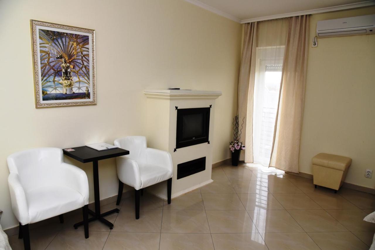 Garni Hotel Dash Novi Sad Buitenkant foto