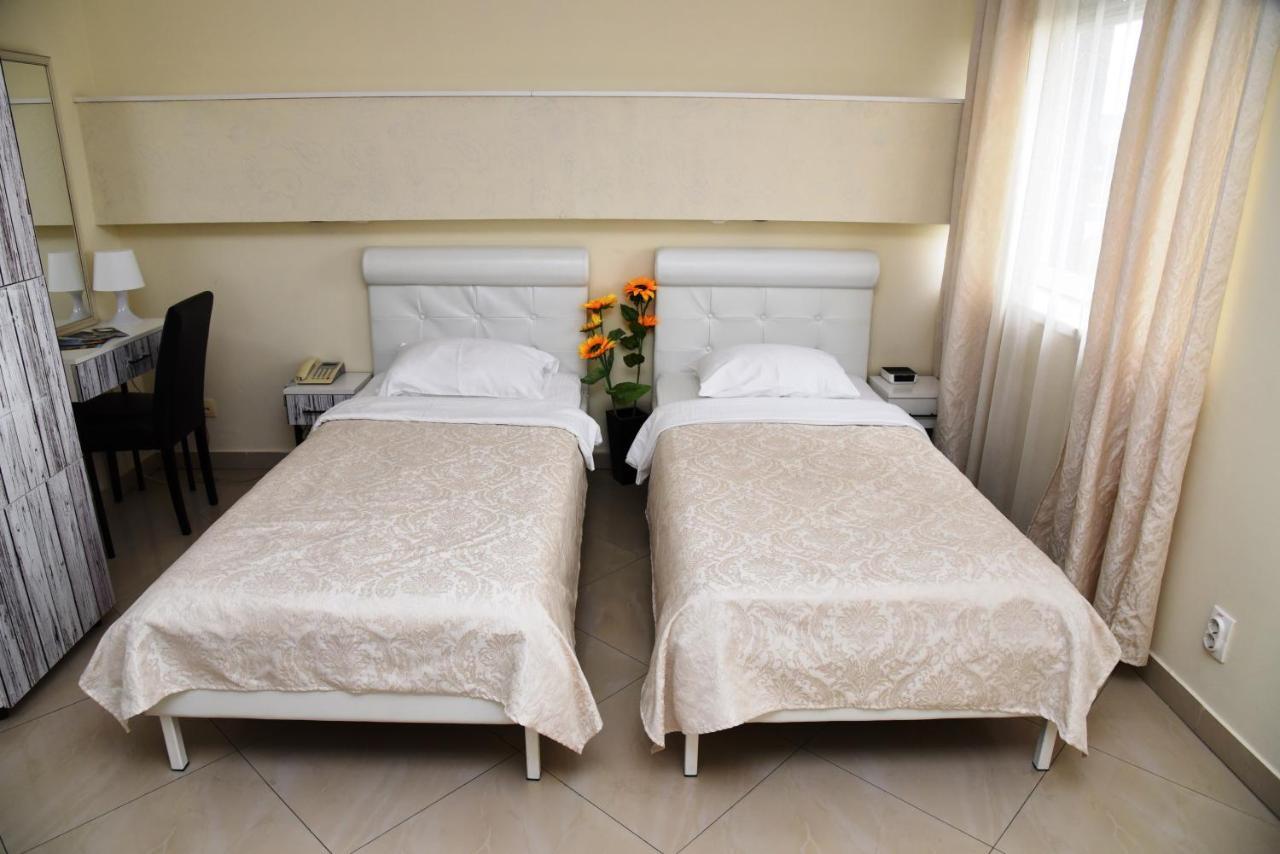 Garni Hotel Dash Novi Sad Buitenkant foto